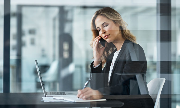 0324_GK-Vermarktung_Businesskunden_frau_telefoniert_768x460px